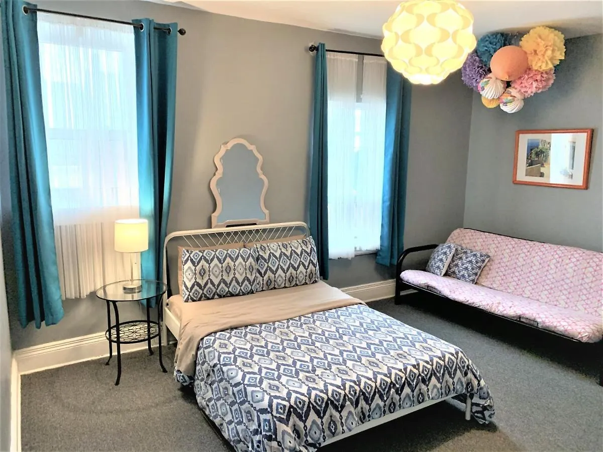 Colour Cube Guest House Toronto Downtown East 2*,  كندا