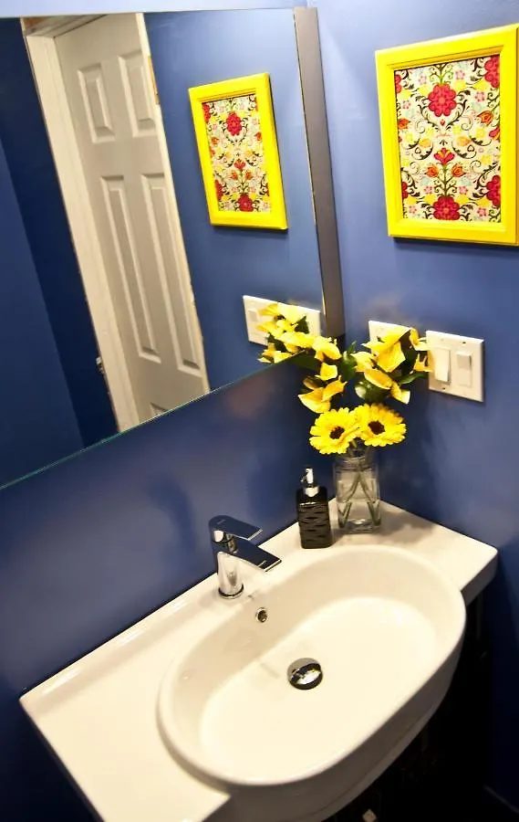 Colour Cube Guest House Toronto Downtown East 2*,  كندا