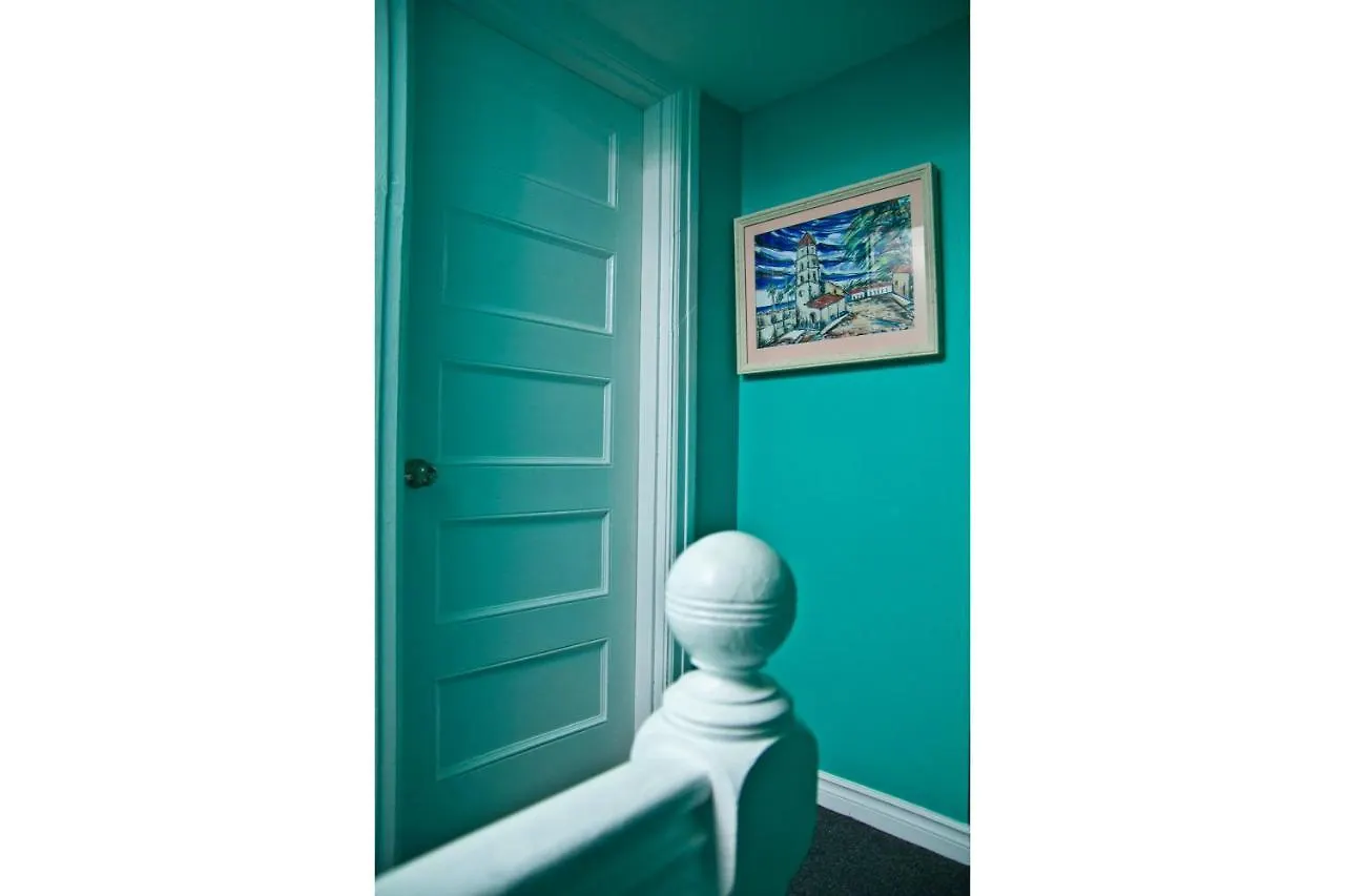 **  Colour Cube Guest House Toronto Downtown East كندا