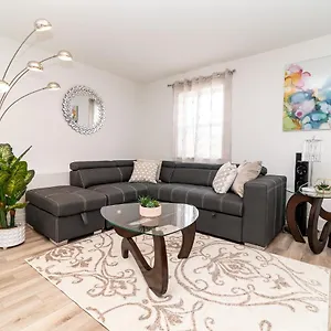 Glamorous New Townhouse - Business And Vacation Travel Canada