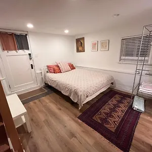 Neat, Compact, Private In A Lovely Neighbourhood Canada